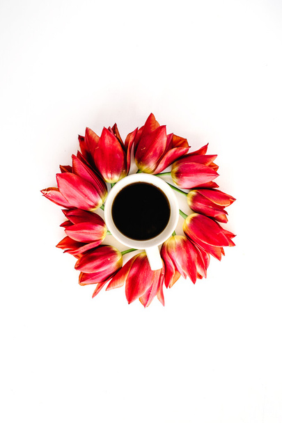 赤いチューリップの花のつぼみとコーヒーのカップ - 写真・画像