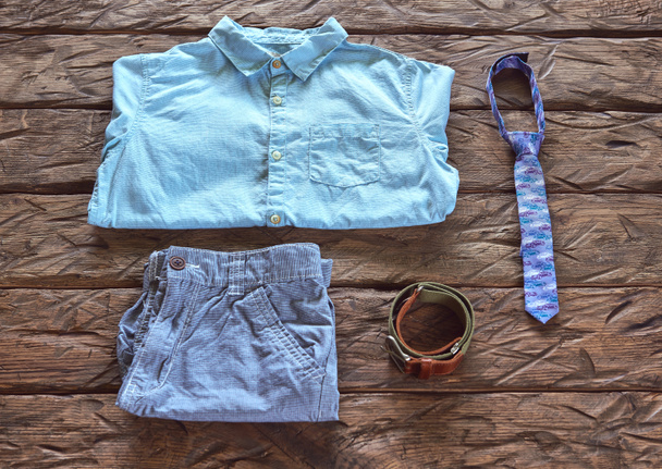 Мужская повседневная одежда, джинсовая рубашка с бабочкой, брюки
 - Фото, изображение