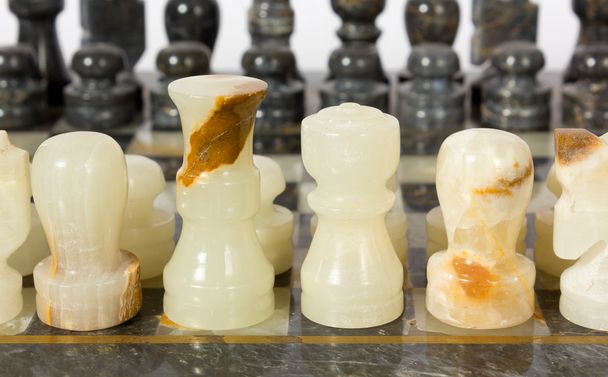 Marmeren schaakstukken op een schaakbord - Foto, afbeelding