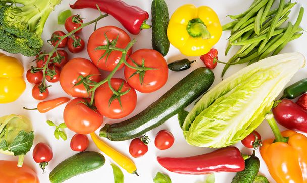 imagen de diferentes verduras sobre fondo blanco
 - Foto, Imagen