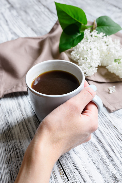 Tazza di caffè in una mano femminile
 - Foto, immagini