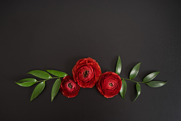 elegáns Piros virágok fekete asztal - Fotó, kép