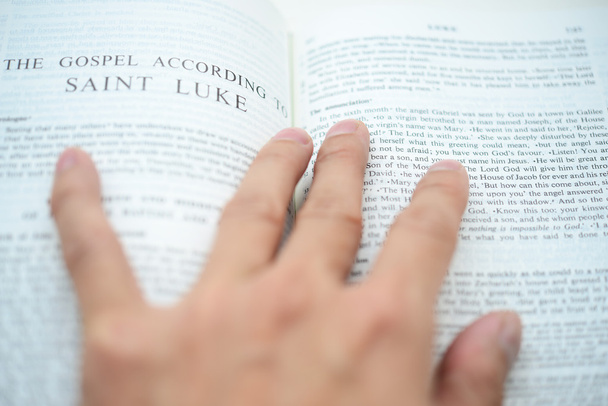 Essek a Biblia evangéliuma, a sekély Dof kéz - Fotó, kép