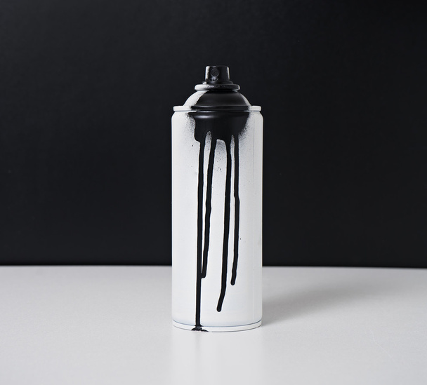 botella de pintura en aerosol blanco y negro
 - Foto, Imagen