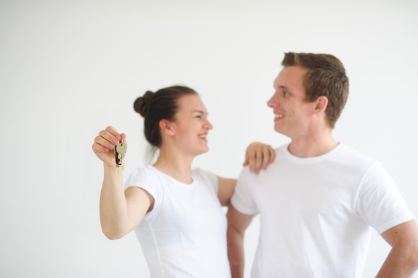 Kezében egy fiatal pár a kulcsokat a lakásban - Fotó, kép