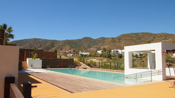 Villa espanhola moderna
 - Foto, Imagem