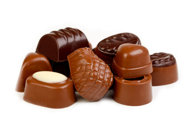heerlijk donkere en melkchocolade pralines - Foto, afbeelding