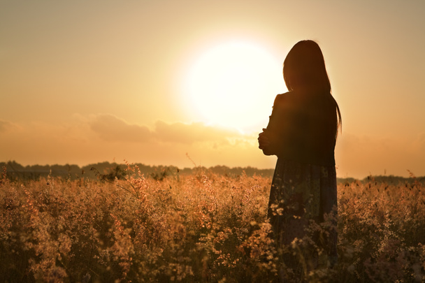 Silhouette donna in attesa di sole estivo
 - Foto, immagini