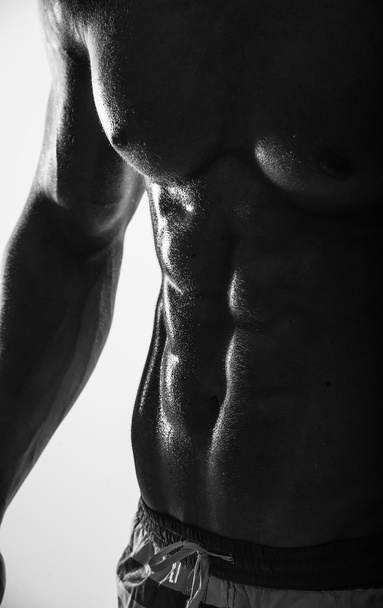 Side-view silhouette di giovane muscolare atletica sexy senza maglietta caldo uomo posa mostrando corpo sportivo con cool pettorale abs muscolo forte seno bicipiti studio in bianco e nero. Perline sudorazione palestra
. - Foto, immagini