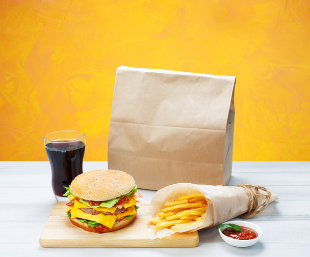 Fast food elvitelre. Hamburger, a kóla és a krumpli. - Fotó, kép