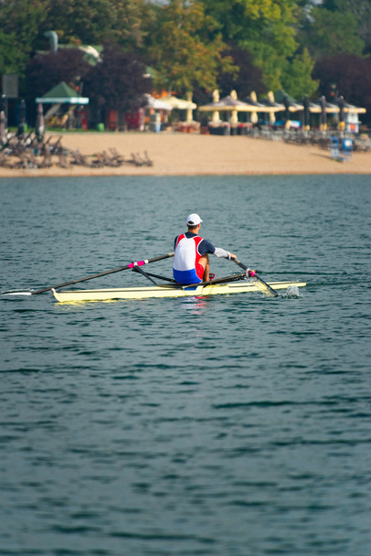 atleta remando en el lago
 - Foto, imagen