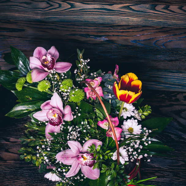 el brillante ramo de flores. Orquídeas rosadas. Textura madera
 - Foto, Imagen