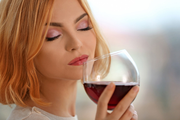 woman with glass of red wine  - Foto, afbeelding