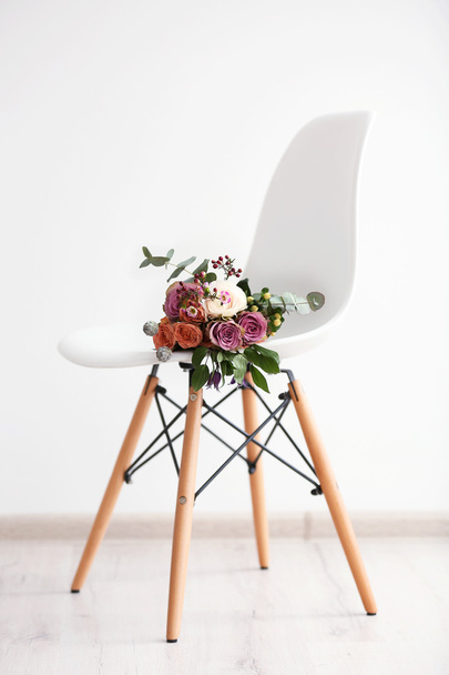 Ruusukimppu valkoisella tuolilla
 - Valokuva, kuva
