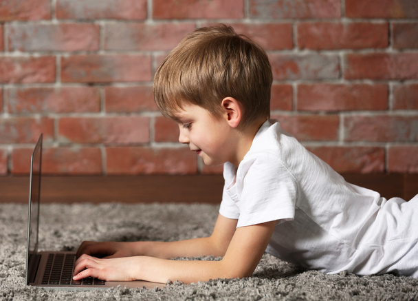 Little boy using laptop - Valokuva, kuva