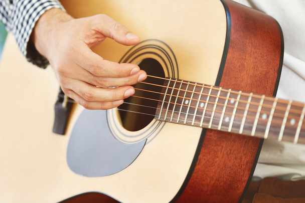 άνθρωπος που παίζει ακουστική κιθάρα - Φωτογραφία, εικόνα
