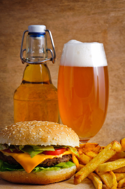 Hamburger mit Bier - Foto, Bild