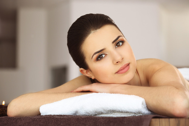 Woman relaxing in spa salon - Fotografie, Obrázek
