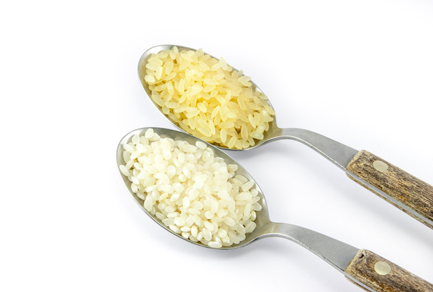 twee soorten rijst in twee eetlepels - Foto, afbeelding
