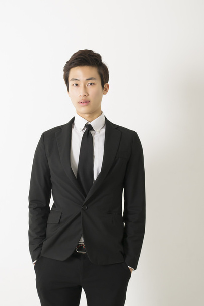 Asiatique jeune homme dans un costume noir
 - Photo, image