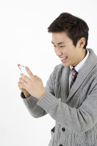 Erittäin onnellinen nuori aasialainen mies älypuhelimella
 - Valokuva, kuva
