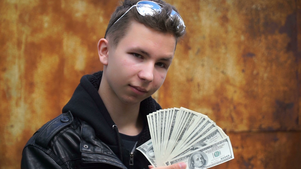 imagens adolescente mostrando seu dinheiro
. - Filmagem, Vídeo