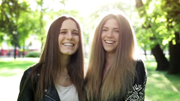 δύο νέοι γελώντας γυναίκες στο πάρκο της πόλης - Πλάνα, βίντεο