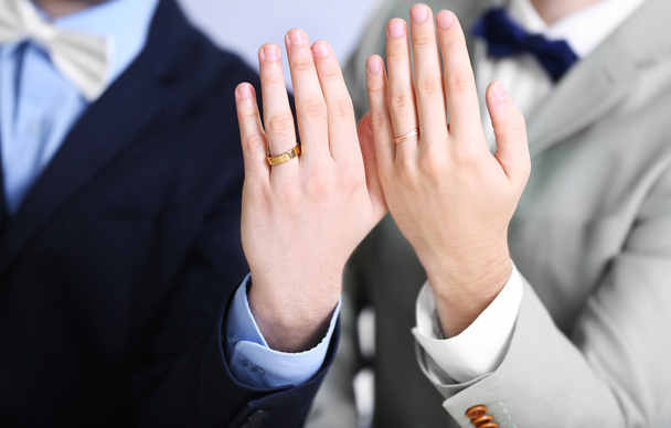 homosexuales mostrando sus anillos de boda
 - Foto, imagen