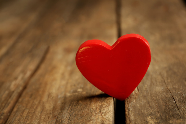 dřevěné srdce na dřevěné pozadí - Fotografie, Obrázek