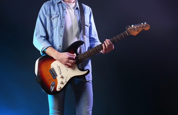 Člověk hraje na elektrickou kytaru - Fotografie, Obrázek
