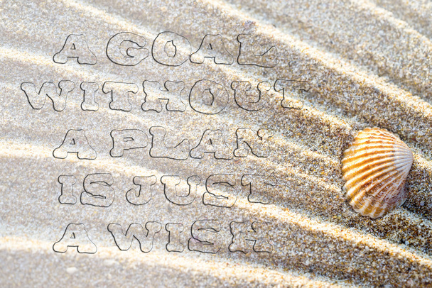 Жизненная цитата Вдохновляющая цитата на песчаном фоне с морской скорлупой. Мотивационная типография. Неровный прозрачный шрифт. Цель без плана это просто желание.
. - Фото, изображение