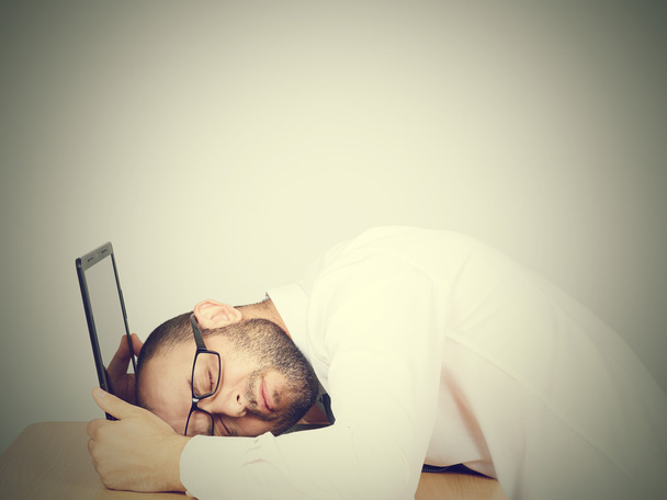 retrato del hombre de negocios cansado durmiendo en su computadora portátil
  - Foto, imagen