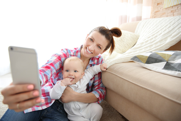 mother taking a selfie with her baby - Zdjęcie, obraz