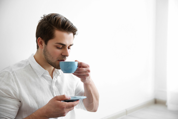 Handsome man drinking coffee - Zdjęcie, obraz