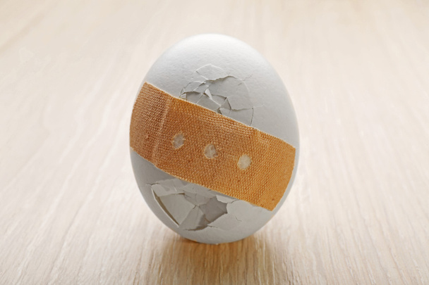 Cracked egg on background - Foto, immagini