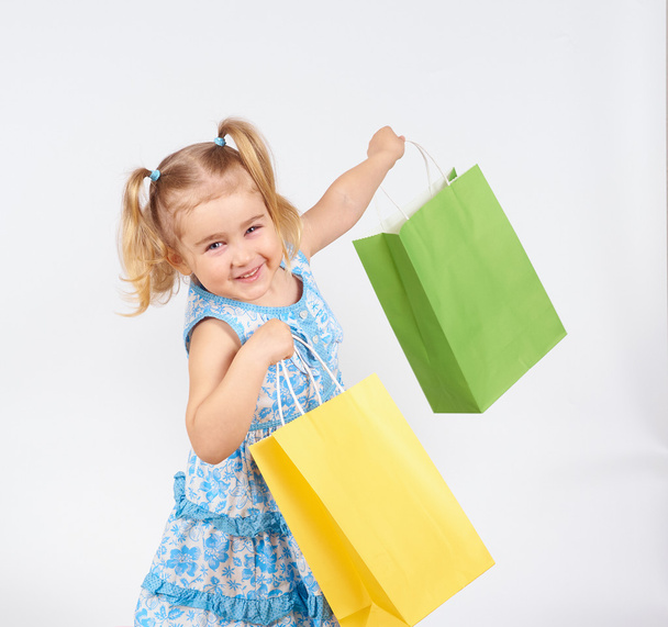 Zakupy dziecko. Mała dziewczynka gospodarstwa torby na zakupy - Zdjęcie, obraz