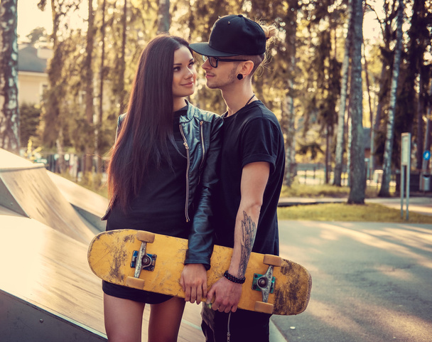 Casual paar in een skatepark. - Foto, afbeelding