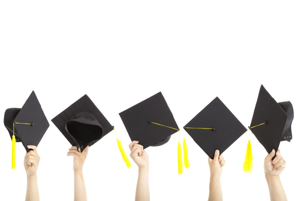 birçok mezuniyet şapka tutan el ve üzerinde beyaz izole - Fotoğraf, Görsel