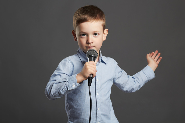 little boy with microphone - 写真・画像