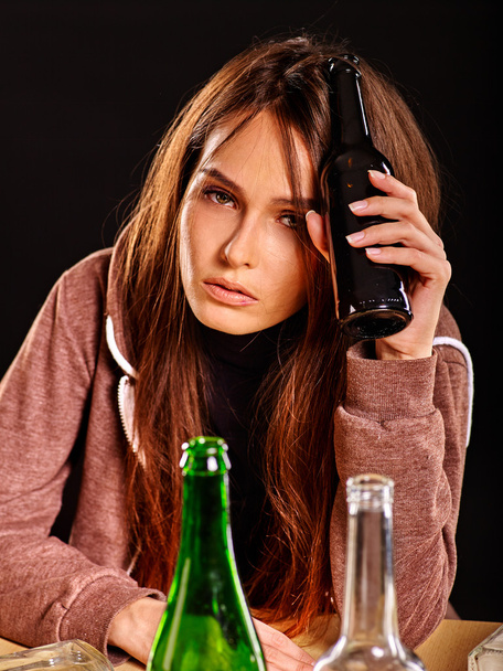 Μεθυσμένο κορίτσι, κρατώντας το μπουκάλι της βότκας. - Φωτογραφία, εικόνα