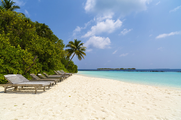 Beautiful island beach with sandspit at Maldives - Foto, imagen
