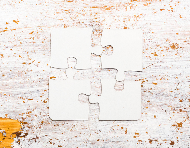 dört beyaz puzzle parçaları masada bağlı - Fotoğraf, Görsel