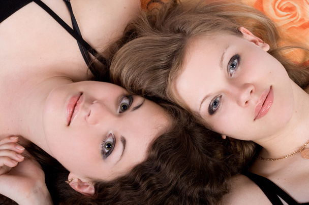 Portrait of the two beauty young women l - Фото, зображення