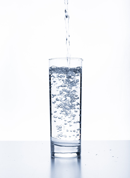 Wasser spritzt aus Glas  - Foto, Bild