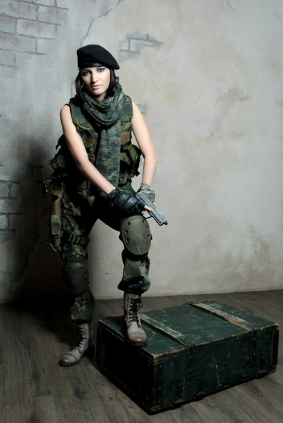 військова жінка з пістолетом
 - Фото, зображення