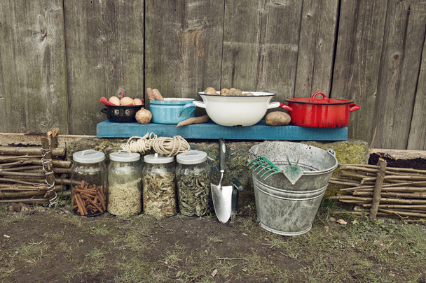 Herbes sèches en bouteilles et outils de jardinage
 - Photo, image