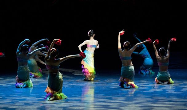 pretty chinese national dancing girls - Fotografie, Obrázek
