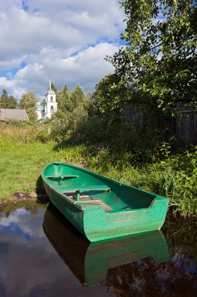 Літо в російських озеро пейзажі з дерев'яних човнах - Фото, зображення