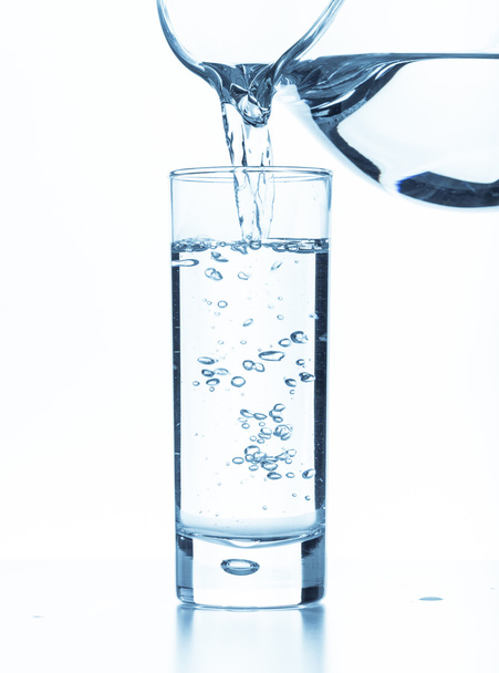 Gieten van water uit een werper - Foto, afbeelding
