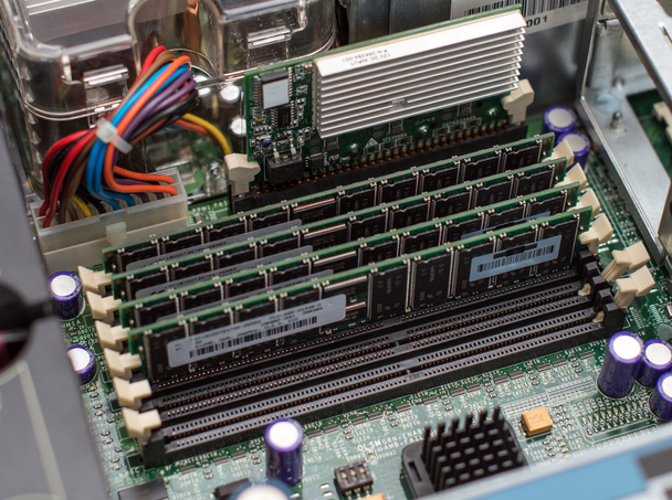 Στο εσωτερικό του υπολογιστή διακομιστή. Μητρική πλακέτα και Ram μνήμης. - Φωτογραφία, εικόνα